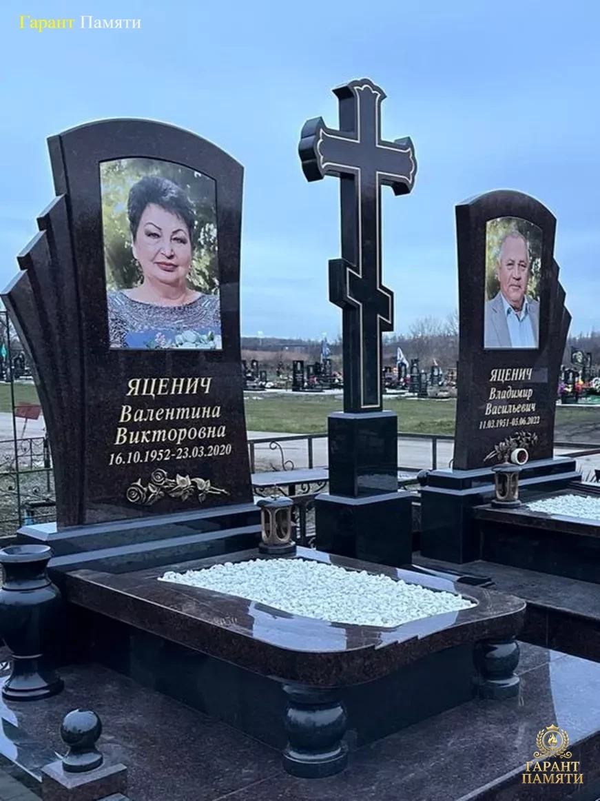 Мемориальный комплекс с крестом